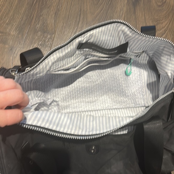 Lululemon Black Duffle Gym Bag - Crossbody Approx 30L - In Very Good Condition - Picture 6 of 10